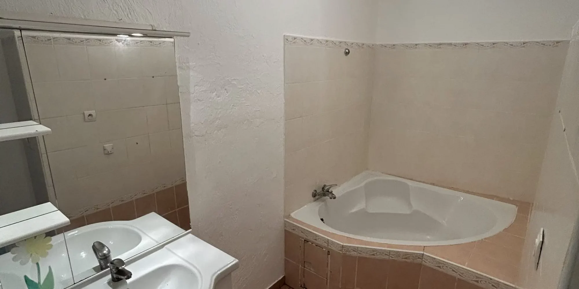 avant/après salle de bain insalubre nettoyage extreme novacyd