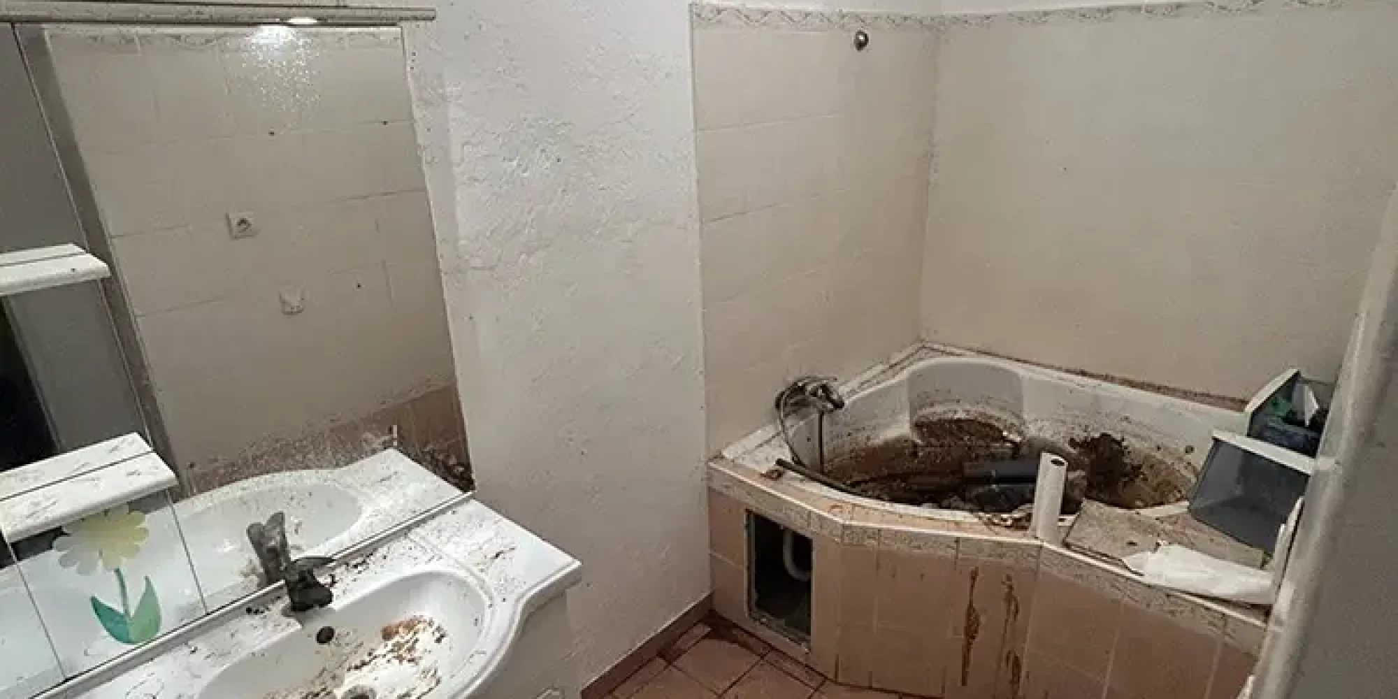 avant/après salle de bain insalubre nettoyage extreme novacyd